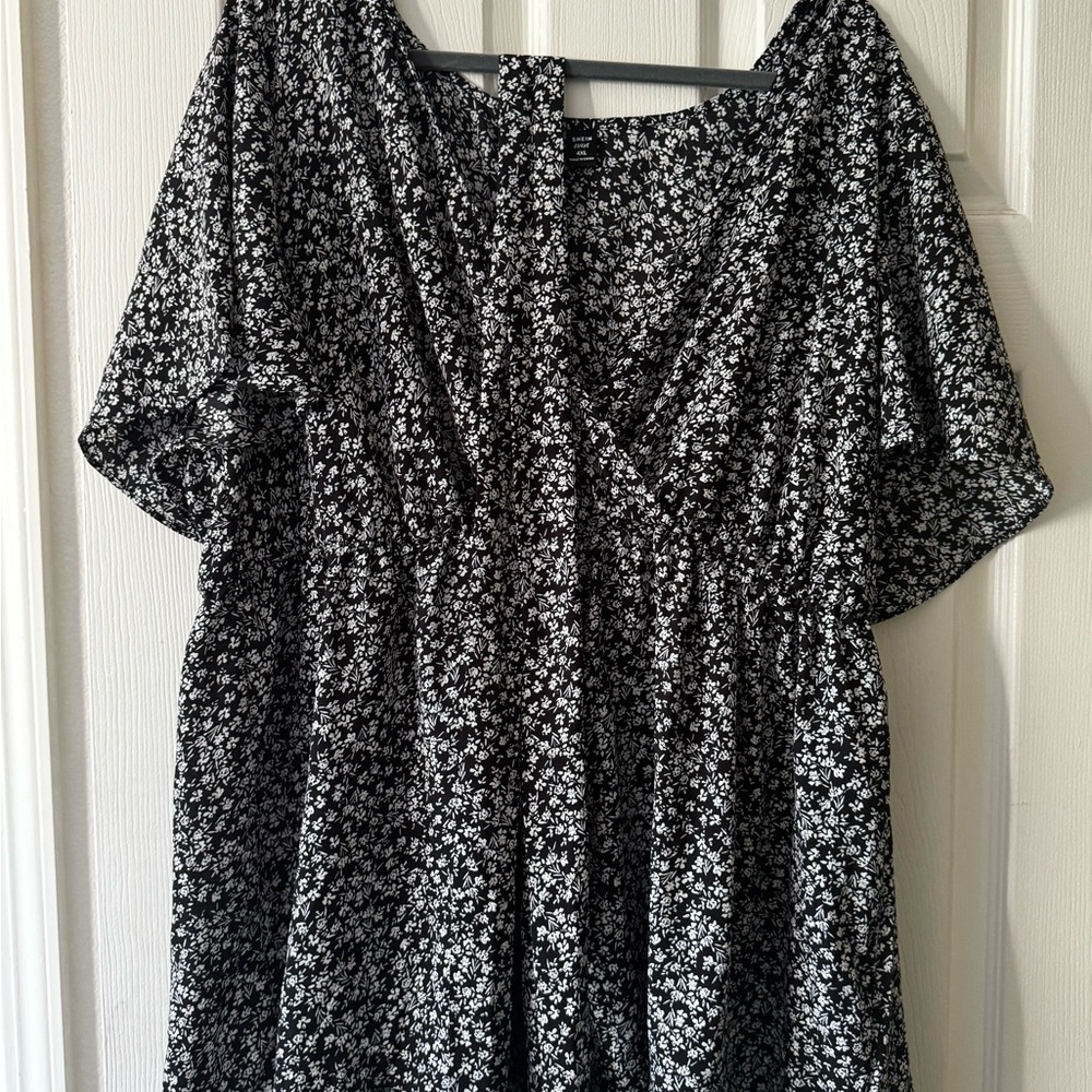 Shein Curve Women's Black Floral Romper - Picture 4 of 8